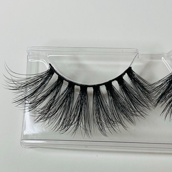 Bad Bitch lash - Picture 4 of 5